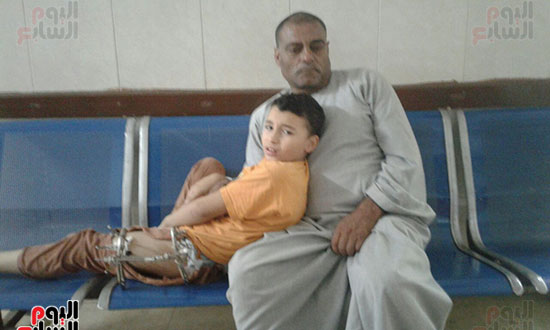 صورة للطفل داخل المستشفى مع جدة قبل اجراء العملية