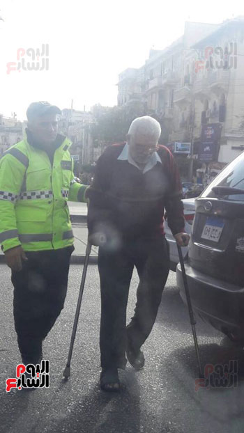 لفتة إنسانية.. مجند شرطة يوقف حركة السيارات لمساعدة مسن على عبور الشارع (1)