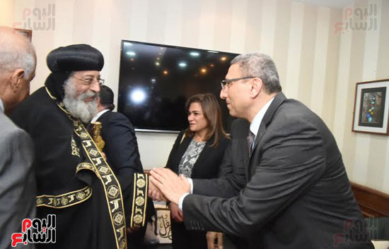 البابا تواضروس والمستشار أحمد سعد الدين الأمين العام خلال الزيارة .