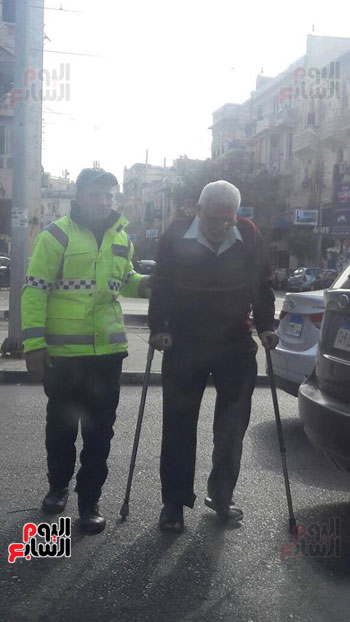لفتة إنسانية.. مجند شرطة يوقف حركة السيارات لمساعدة مسن على عبور الشارع (2)