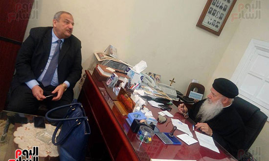 مدير مديرة التضامن بالقاهرة خلال لقاءه بالقمص سرجيوس سرجيوس 