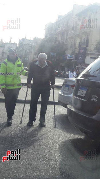 لفتة إنسانية.. مجند شرطة يوقف حركة السيارات لمساعدة مسن على عبور الشارع (3)