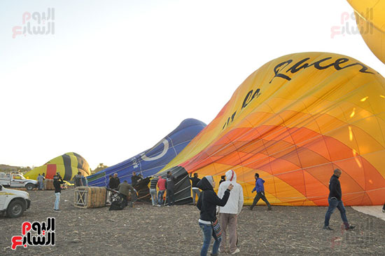              العمال يجهزون البالونات الدولية للطيران بسماء المحافظة