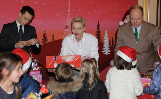  شارلين، أميرة موناكو، تقدم هدايا الكريسماس فى احتفال شجر الكريسماس بقصر موناكو 