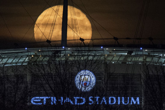 القمر العملاق يظهر فوق ملعب الاتحاد (ملعب مدينة مانشيستر) 