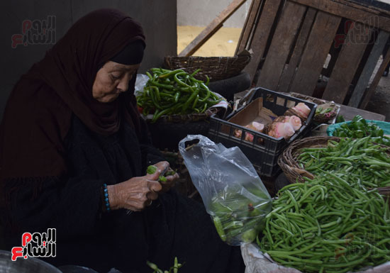 بائعة تنظف الخضار قبل بيعه