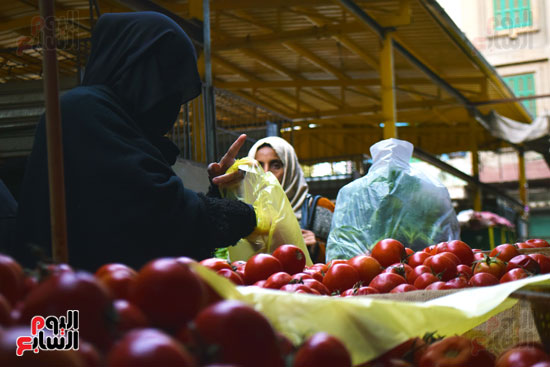 إحدى الزبائن تشترى طماطم