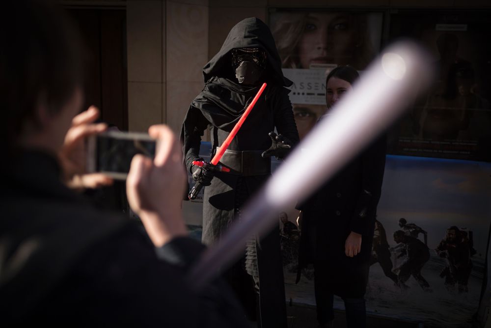 الجمهور يرتدي سلسلة أفلام حرب النجوم أمام السينما في باريس (15)