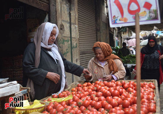 سيدة تدفع المال