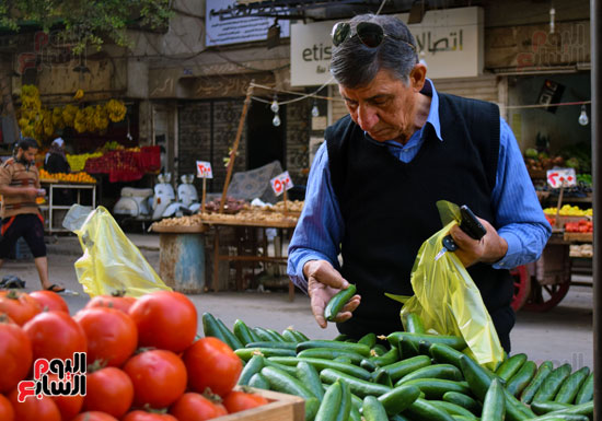 رجل يشترى الخيار