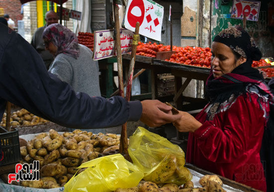 سيدة تشترى البطاطس