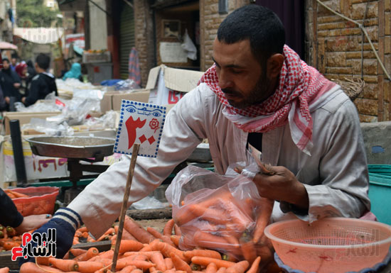 أحد الزبائن يعبئ الجزر