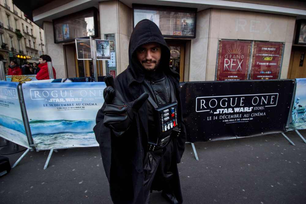 الجمهور يرتدي سلسلة أفلام حرب النجوم أمام السينما في باريس (5)