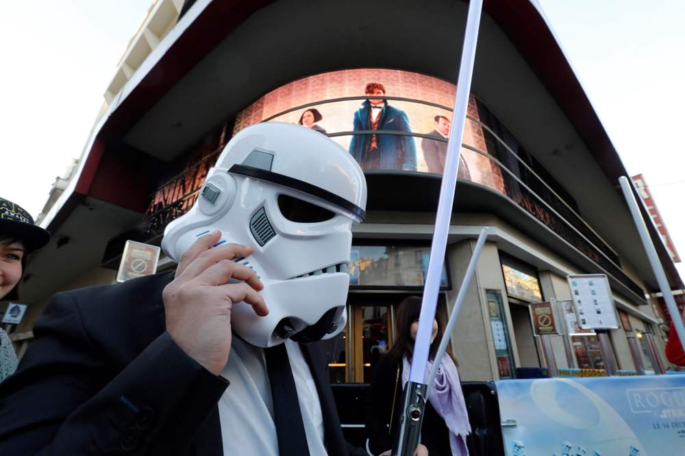 الجمهور يرتدي سلسلة أفلام حرب النجوم أمام السينما في باريس (1)