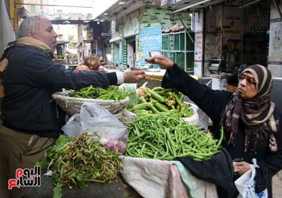 سيدة تدفع المال 