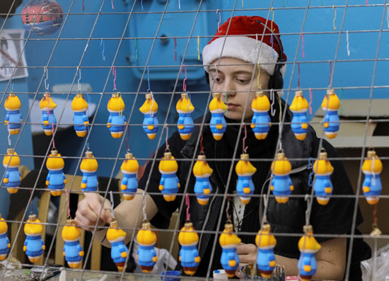  ديكورات زجاجية لاحتفالات عيد الميلاد فى مصنع بقرية كلاديفيدوف بأوكرانيا