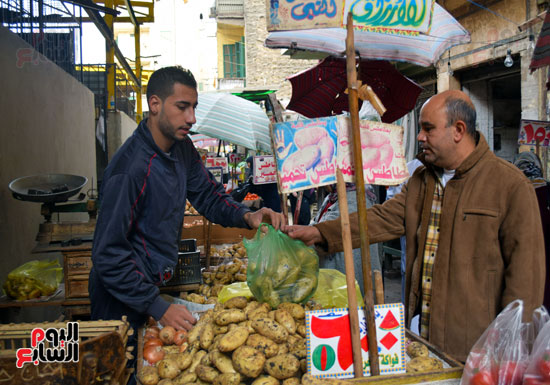 رجل يشترى البطاطس