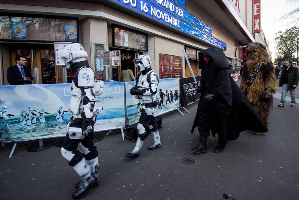 الجمهور يرتدي سلسلة أفلام حرب النجوم أمام السينما في باريس (6)