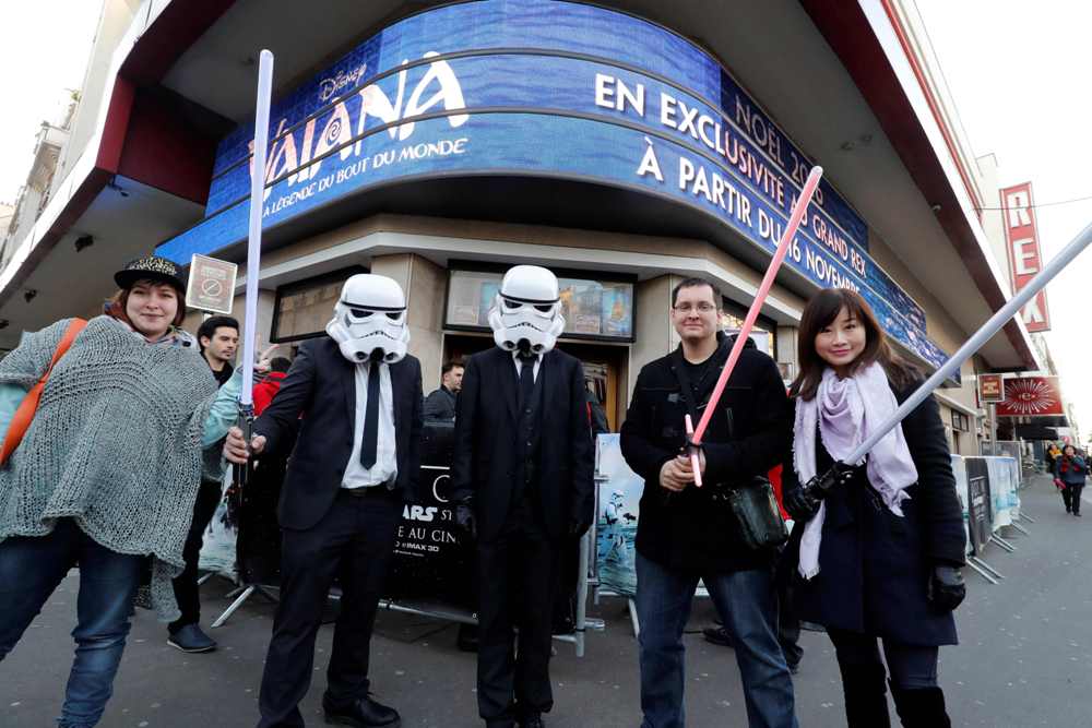 الجمهور يرتدي سلسلة أفلام حرب النجوم أمام السينما في باريس (3)