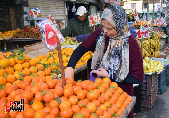 سيدة تشترى البرتقال