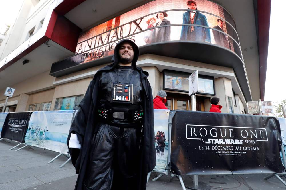 الجمهور يرتدي سلسلة أفلام حرب النجوم أمام السينما في باريس (4)