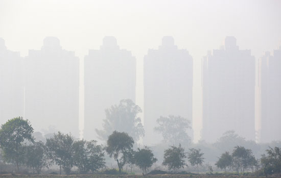  شوارع الصين وسط الضباب الدخانى 