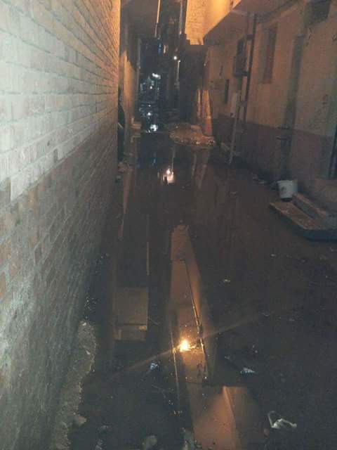 مياه الصرف تغرق شوارع قرية كفر الحصر