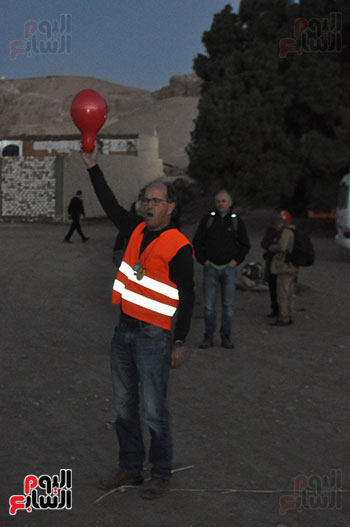قائد المهرجان يتجهز لقياس الطقس والرياح لخروج البالونات باليوم الثاني
