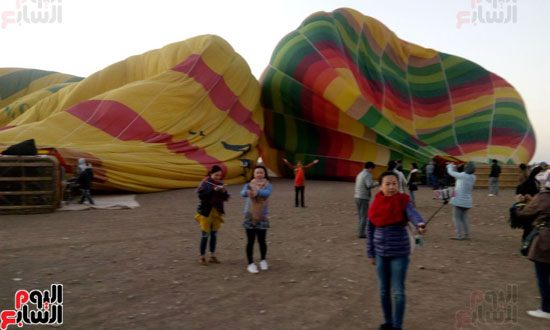 جانب من تجهيزات البالونات الطائرة بمحافظة الاقصر