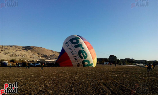 تجهيز البالونات الطائرة لإنطلاق اليوم الثاني بمهرجان البالون الدولي