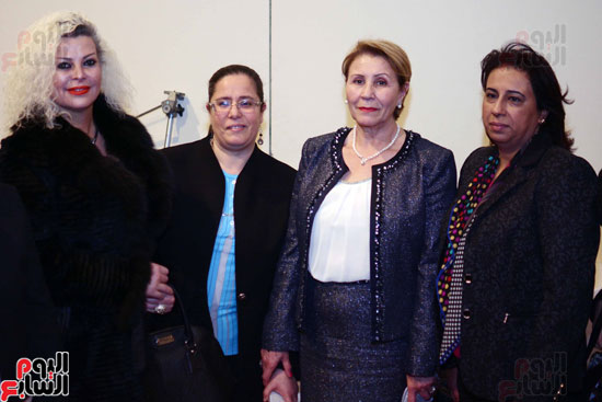  وزيرة المرأة التونسية تتوسط ليلى شتا وجانب من السيدات من ابناء الجالية التونسية بالقاهرة