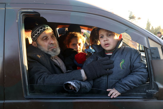 إجلاء أطفال وشيوخ محاصرين فى حلب السورية
