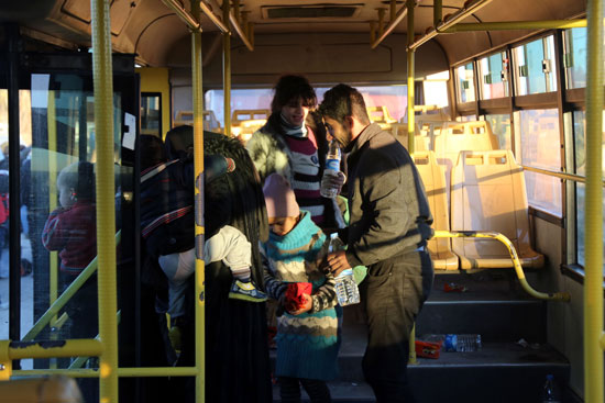 لحظة نزول الأطفال من حافلة بعد وصولهم للمناطق الآمنة 