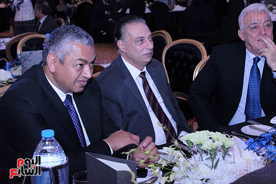 الصحفى محمود بكرى وعدد من الوزراء
