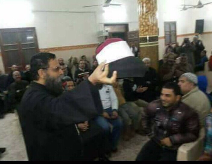 القس يرفع العمامتين 