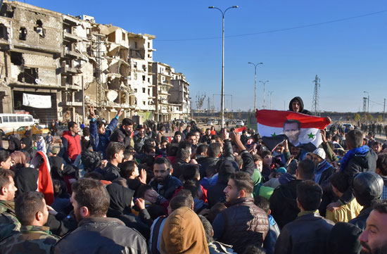 مجموعة من المدنيين السوريين يحتفلون بخروجهم من حلب 