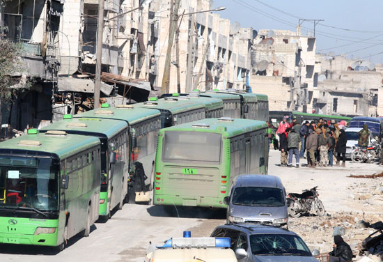 إجلاء خمسة دفعات من المدنيين والجرحى بشرقى حلب