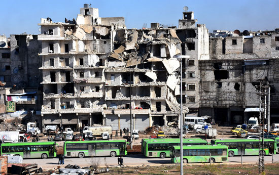 حافلات تنتظر المدنيين للخروج من حلب السورية 