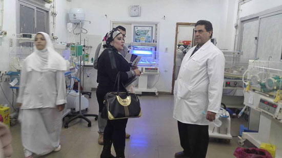 الدكتورة رشا خضر مدير إدارة الجودة والدكتور عبد الله بشير مدير عام المستشفى