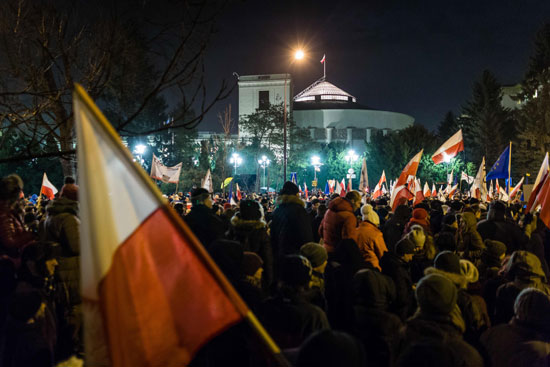 آلاف المتظاهرين أمام البرلمان البولندى