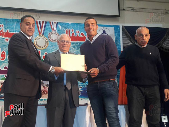 محافظ بورسعيد يقدم شهادات التقدير لأحد أبطال الغوص