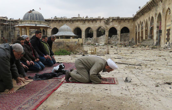 الصلاة فى المسجد الأموى رغم القصف