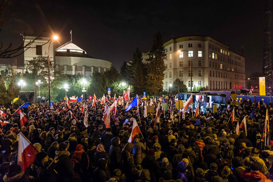 احتجاجات أمام البرلمان البولندى