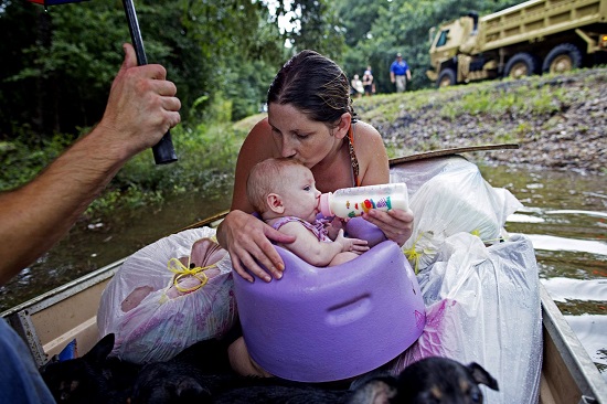أم لطفلها أثناء الفيضان