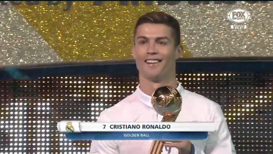 رونالدو مع جائزة أفضل لاعب فى مونديال الأندية