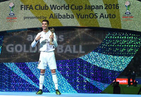 رونالدو مع جائزة أفضل لاعب فى مونديال الأندية