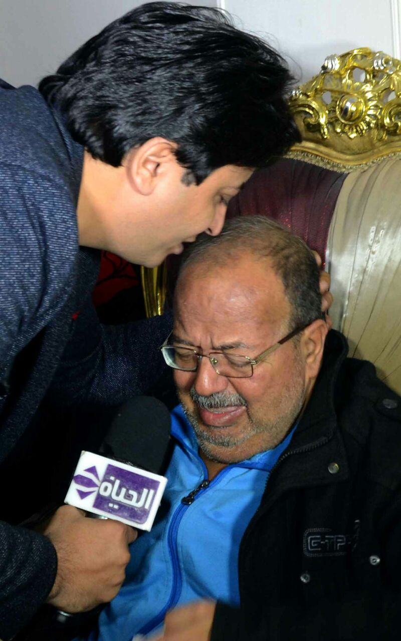 أحمد رجب مع أسر شهداء حادث الكنيسة البطرسية (2)