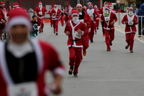 سباق بملابس بابا نويل فى المكسيك احتفالا باقتراب العام الجديد
