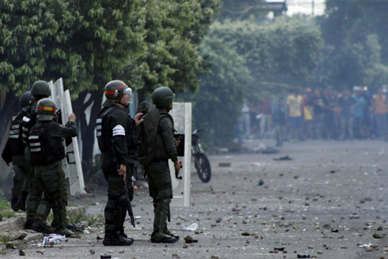 قوات مكافحة الشغب فى فنزويلا 