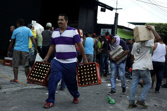 احتجاجات عارمة فى فنزويلا مع انتشار عمليات السلب والنهب